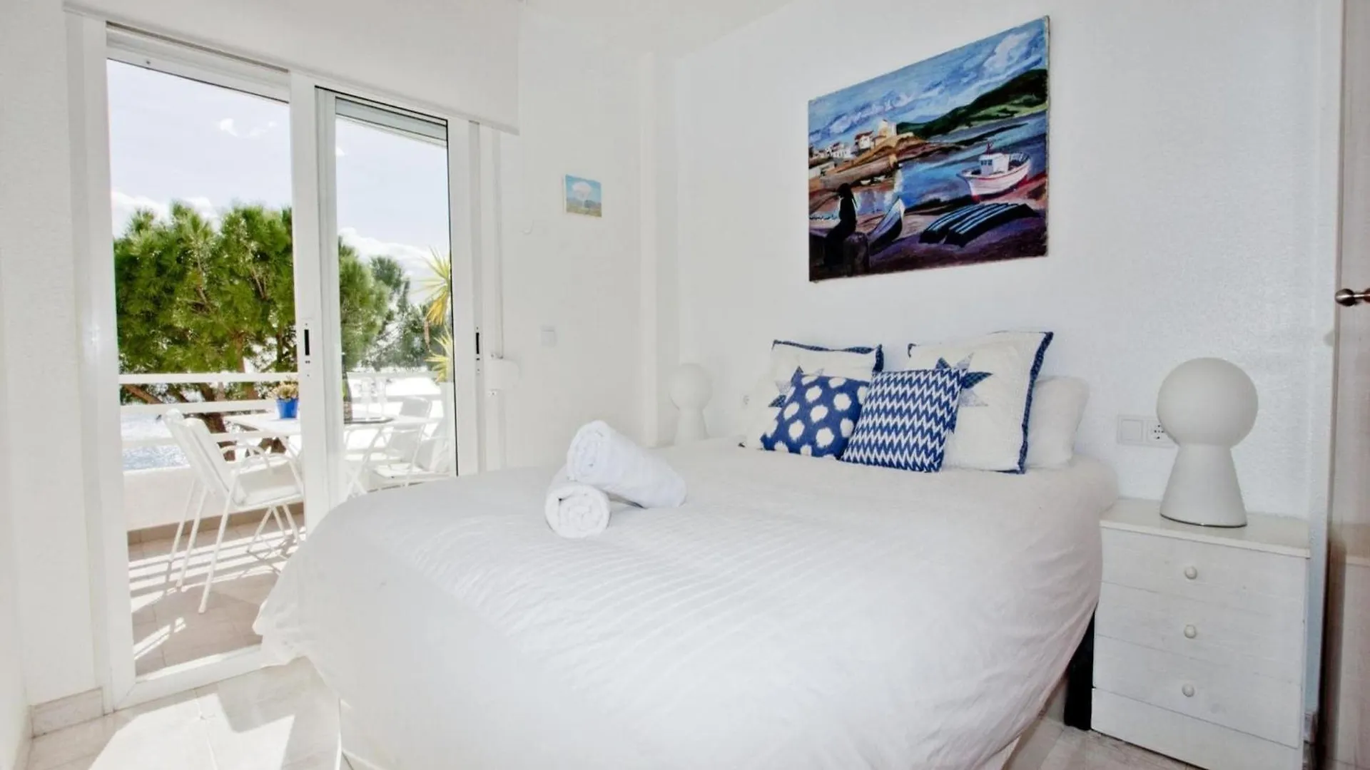 Cozy Apartment In Roses For A Family By The Sea